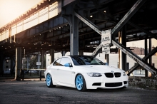 Белый BMW 3 серии, М3, черная крыша, голубые диски
